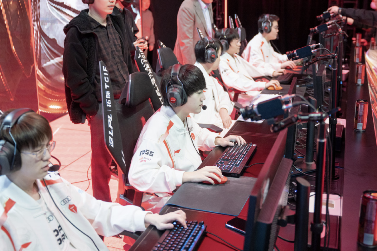 TES血洗EDG，Hanssama打出惊人五杀激烈交锋全球总决赛，点燃全场激情的简单介绍