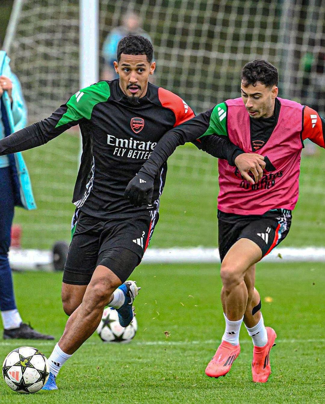 包含阿森纳中场离队，引援工作加紧进行的词条