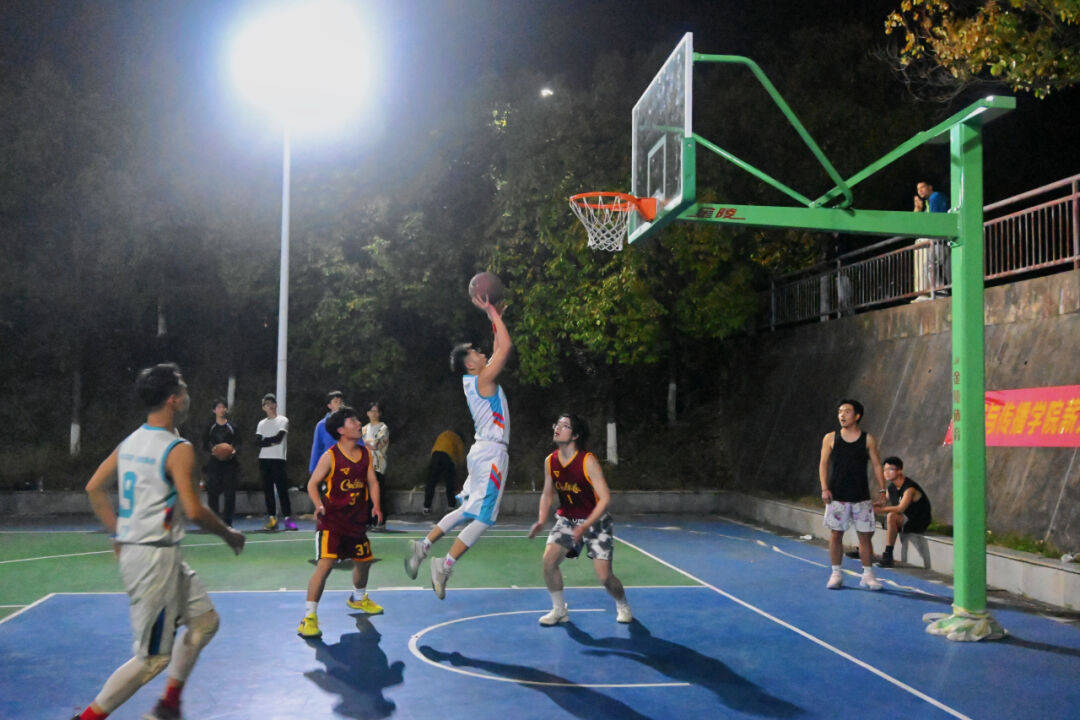 开云体育下载-篮球赛场上的精彩瞬间，球迷热血沸腾的简单介绍